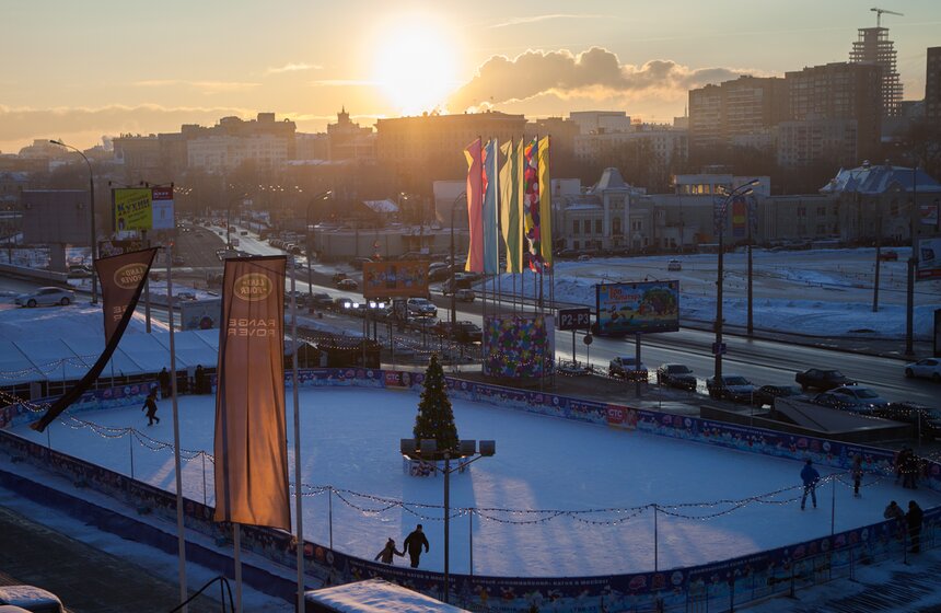 Возле спорткомплекса "Олимпийский" открылся каток 1 фото