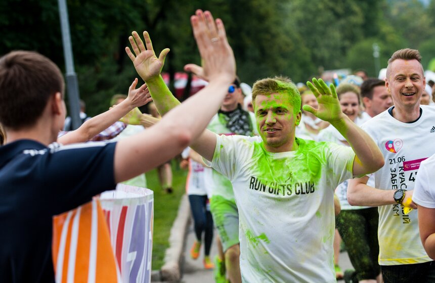 В Москве состоялся "Красочный забег" 13 фото