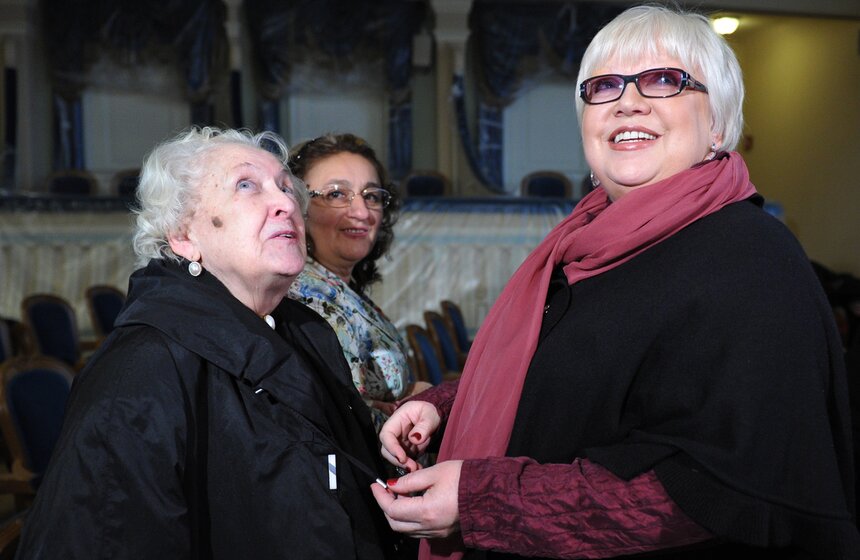 Режиссер Людмила Шувалова и актриса Светлана Крючкова во время сбора труппы Большого драматического театра имени Г.А. Товстоногова. Фото: ТАСС/ Юрий Белинский