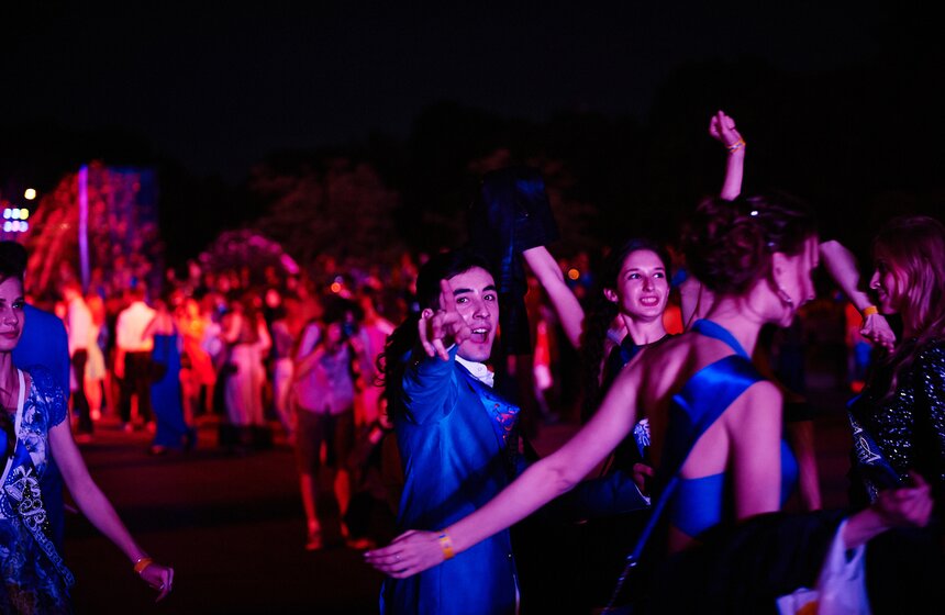 В парке Горького прошел выпускной вечер 18 фото