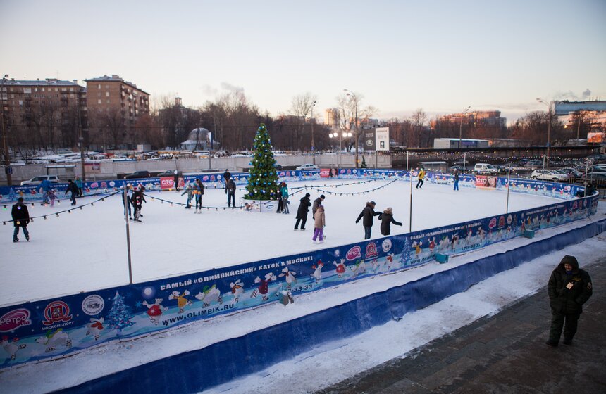 Возле спорткомплекса "Олимпийский" открылся каток 10 фото