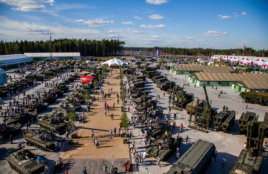 Военный форум "Армия-2015": от экипировки до новых боевых машин 23 фото