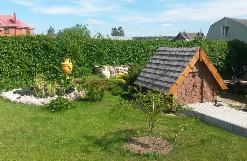 Дача зрителей "Москвы 24" Ирины и Сергея в деревне Лепешки. "От первого до последнего гвоздя муж построил своими руками: дом, баню, беседку, мангал, пруд (с японскими карпами) и приусадебную территорию. Строил  свою мечту 15 лет", - рассказывает о ней Ирина.