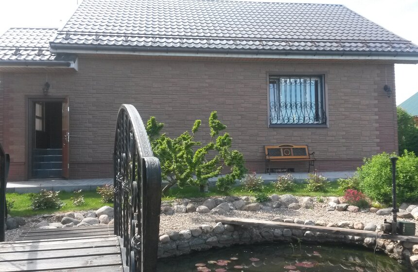 Дача зрителей "Москвы 24" Ирины и Сергея в деревне Лепешки. "От первого до последнего гвоздя муж построил своими руками: дом, баню, беседку, мангал, пруд (с японскими карпами) и приусадебную территорию. Строил  свою мечту 15 лет", - рассказывает о ней Ирина.