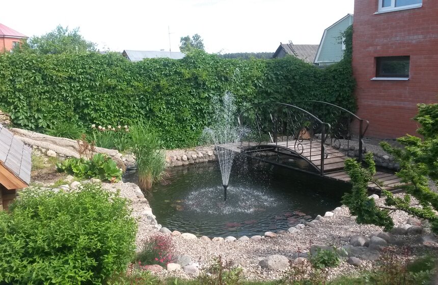 Дача зрителей "Москвы 24" Ирины и Сергея в деревне Лепешки. "От первого до последнего гвоздя муж построил своими руками: дом, баню, беседку, мангал, пруд (с японскими карпами) и приусадебную территорию. Строил  свою мечту 15 лет", - рассказывает о ней Ирина.