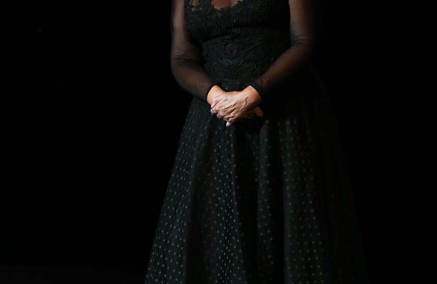 Актриса Наталья Селезнева в спектакле-пародии на юбилей "Грустно, но смешно" в постановке Александра Ширвиндта и Юрия Васильева в Театре Сатиры. Фото: ТАСС/ Сергей Фадеичев