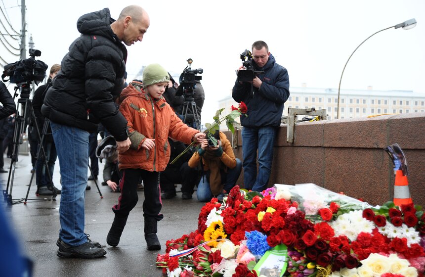 Москвичи несут цветы на место убийства Бориса Немцова 4 фото