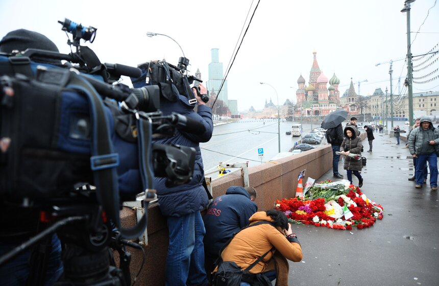 Москвичи несут цветы на место убийства Бориса Немцова 3 фото