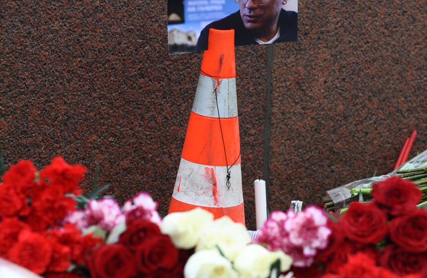 Москвичи несут цветы на место убийства Бориса Немцова 6 фото