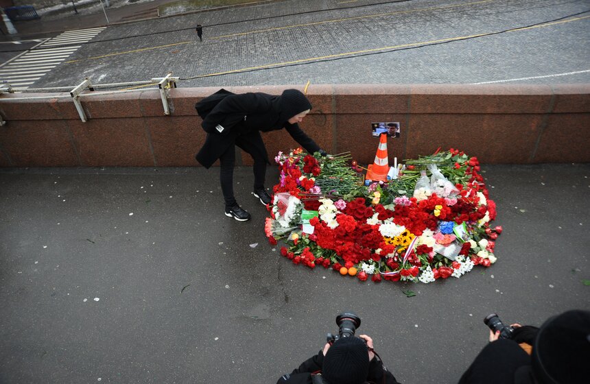 Москвичи несут цветы на место убийства Бориса Немцова 8 фото