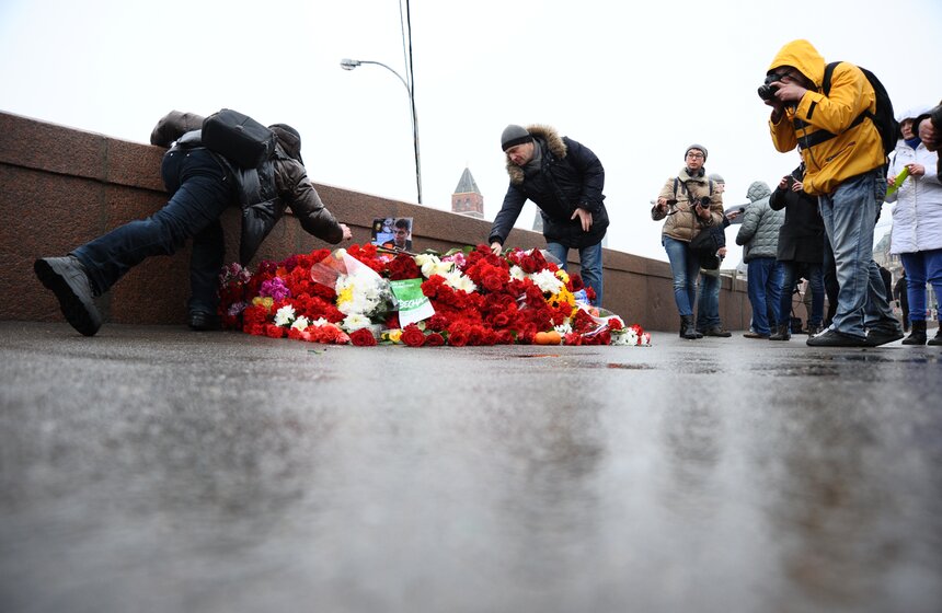 Москвичи несут цветы на место убийства Бориса Немцова 7 фото