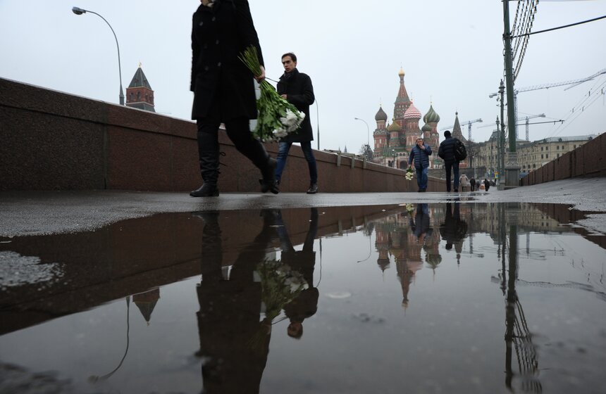 Москвичи несут цветы на место убийства Бориса Немцова 9 фото