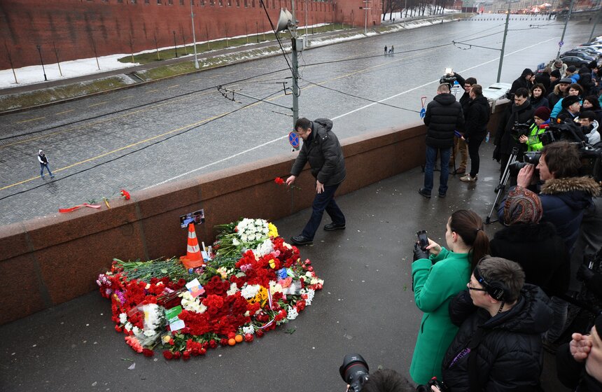 Москвичи несут цветы на место убийства Бориса Немцова 19 фото