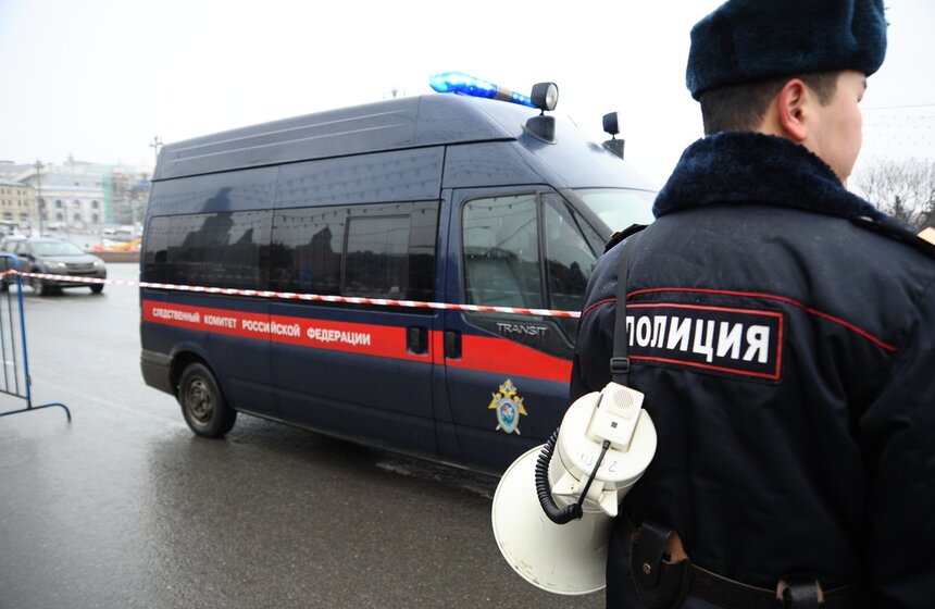 Москвичи несут цветы на место убийства Бориса Немцова 17 фото