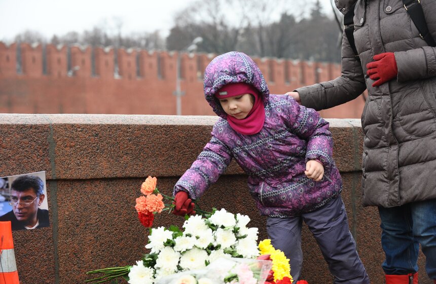 Москвичи несут цветы на место убийства Бориса Немцова 15 фото