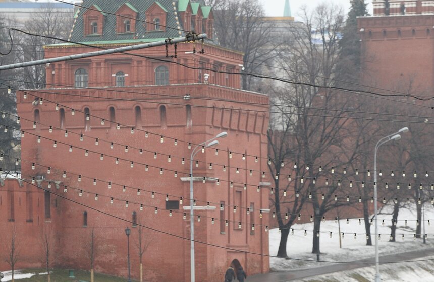 Москвичи несут цветы на место убийства Бориса Немцова 2 фото