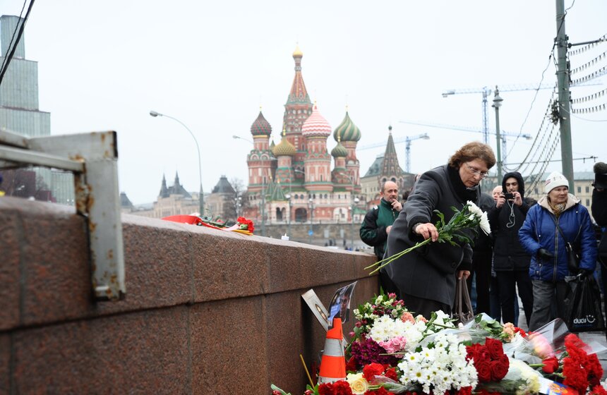 Москвичи несут цветы на место убийства Бориса Немцова 21 фото