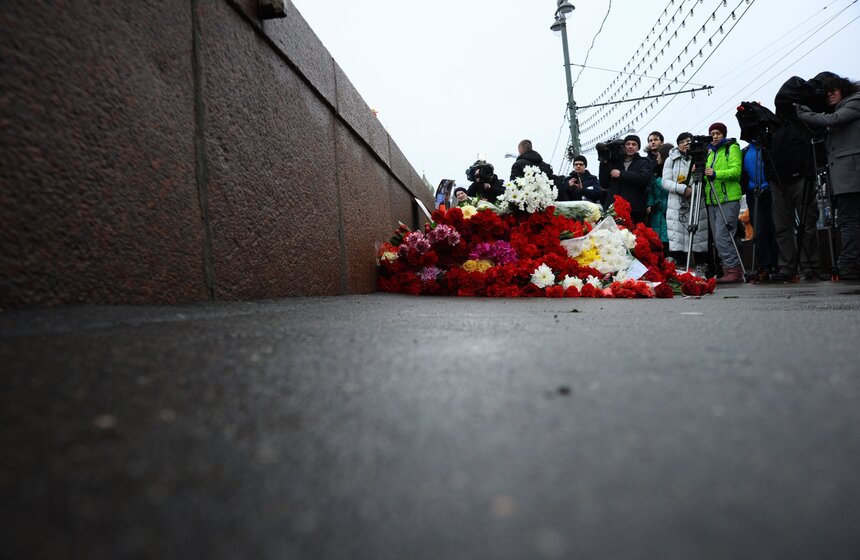 Москвичи несут цветы на место убийства Бориса Немцова 20 фото