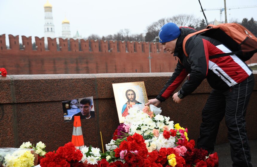 Москвичи несут цветы на место убийства Бориса Немцова 18 фото