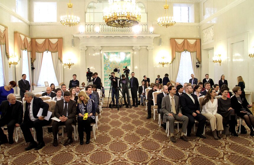 Сергей Собянин вручил премии в области науки молодым ученым 1 фото