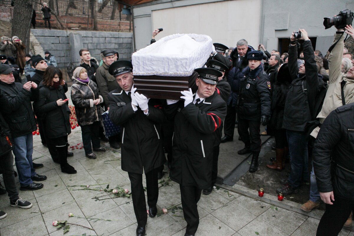 Кириенко на похоронах Немцова. Похороны Бориса Немцова. Вынесли гроб