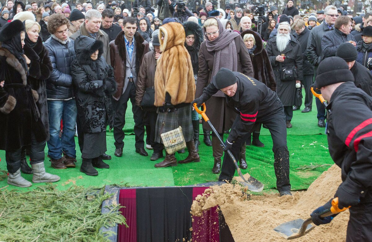 Немцов похоронен на Троекуровском.