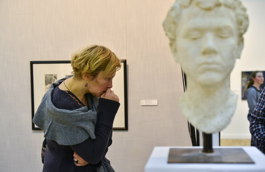 В ЦДХ открылся международный художественный салон "Люди и мир" 20 фото