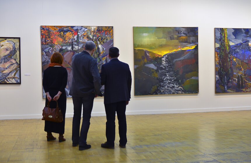 В ЦДХ открылся международный художественный салон "Люди и мир" 25 фото