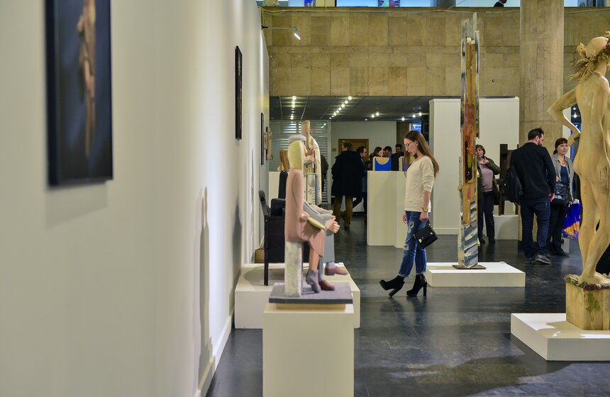 В ЦДХ открылся международный художественный салон "Люди и мир" 5 фото