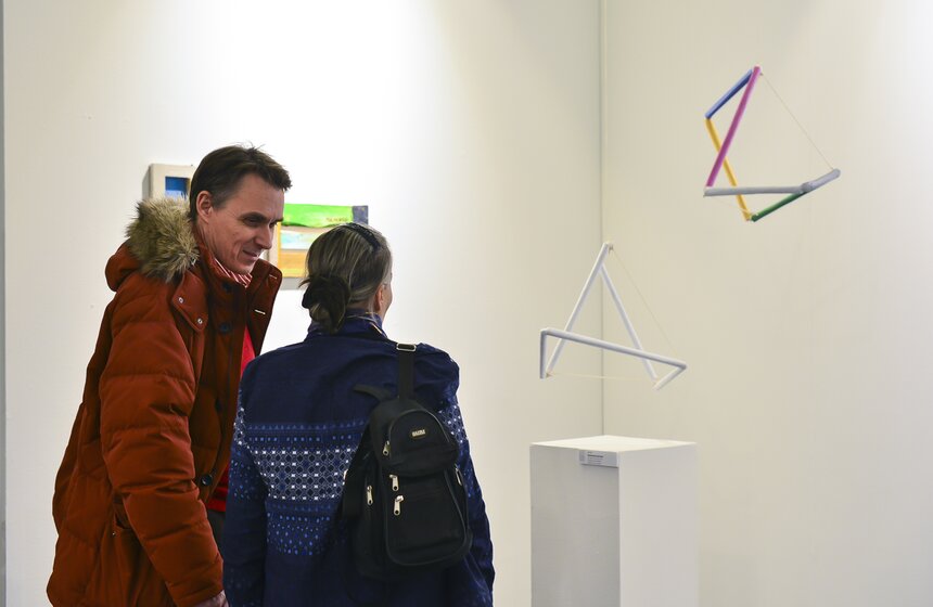 В ЦДХ открылся международный художественный салон "Люди и мир" 8 фото