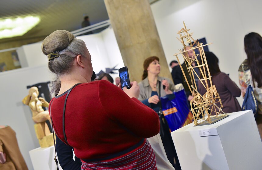 В ЦДХ открылся международный художественный салон "Люди и мир" 10 фото