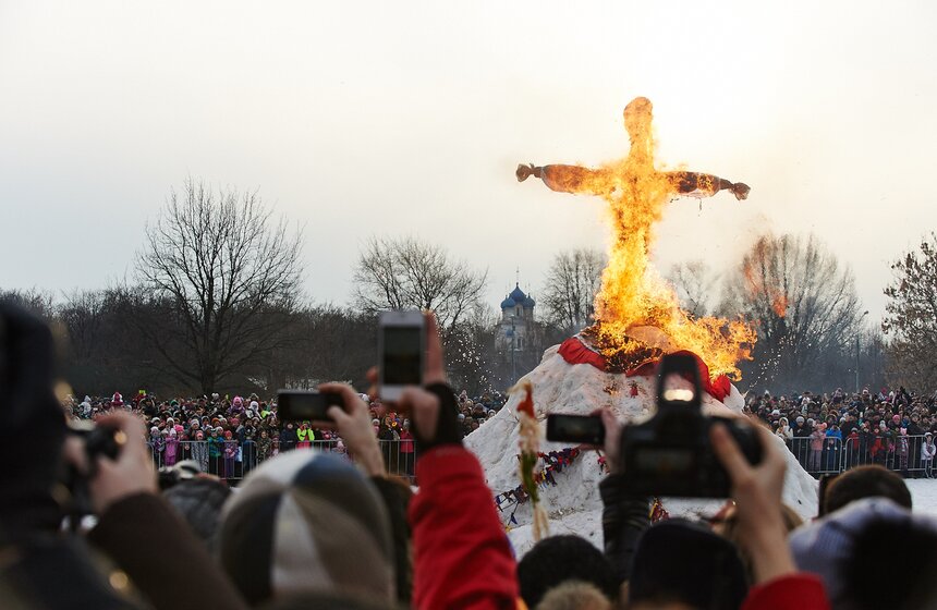 В Коломенском попрощались с Масленицей 17 фото