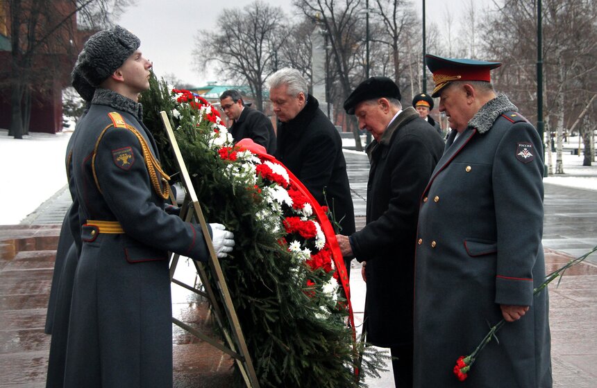 Сергей Собянин возложил цветы к Могиле Неизвестного Солдата 7 фото