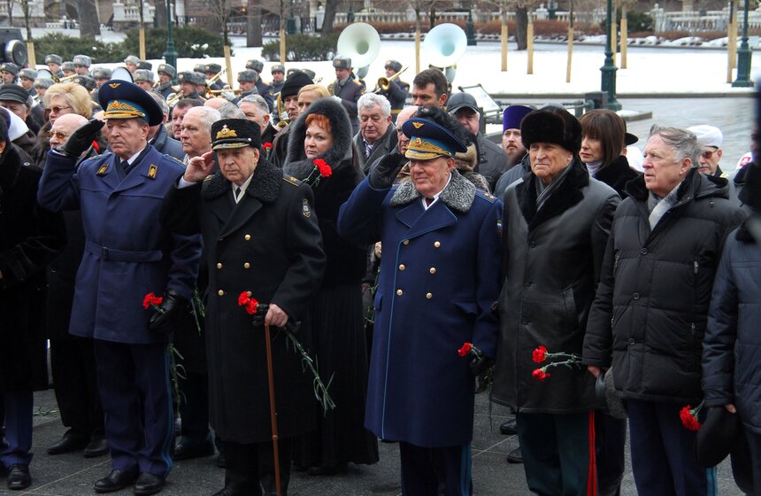 Сергей Собянин возложил цветы к Могиле Неизвестного Солдата 9 фото