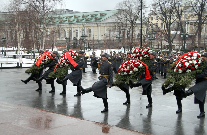 Сергей Собянин возложил цветы к Могиле Неизвестного Солдата 4 фото