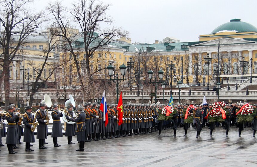 Сергей Собянин возложил цветы к Могиле Неизвестного Солдата 3 фото