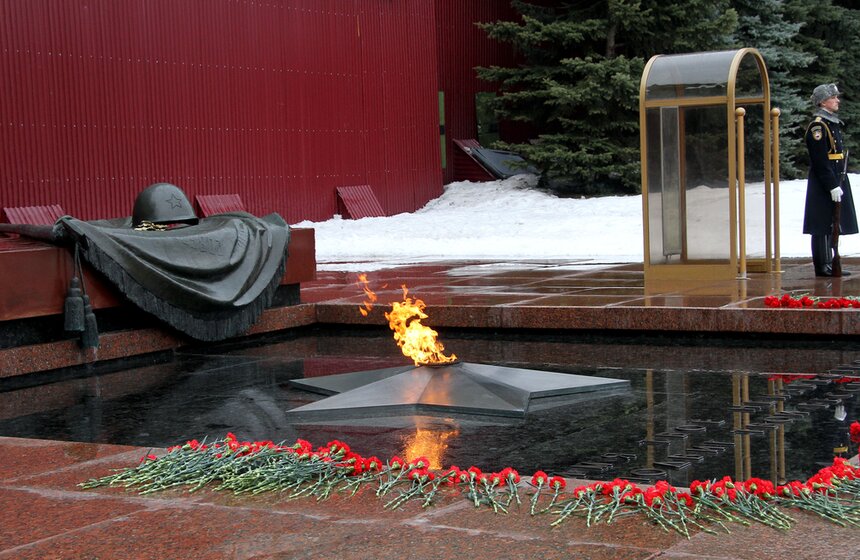 Сергей Собянин возложил цветы к Могиле Неизвестного Солдата 1 фото