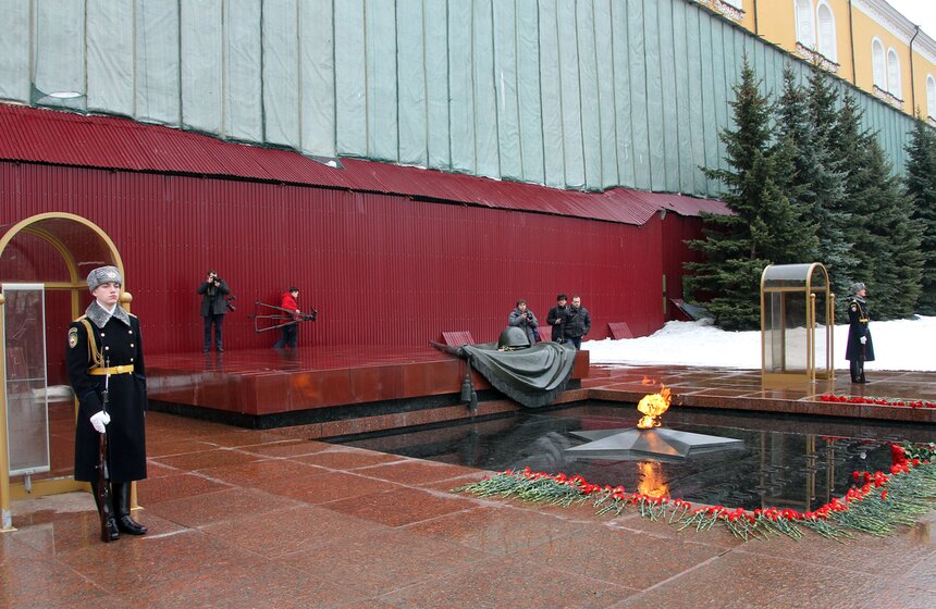 Сергей Собянин возложил цветы к Могиле Неизвестного Солдата 2 фото