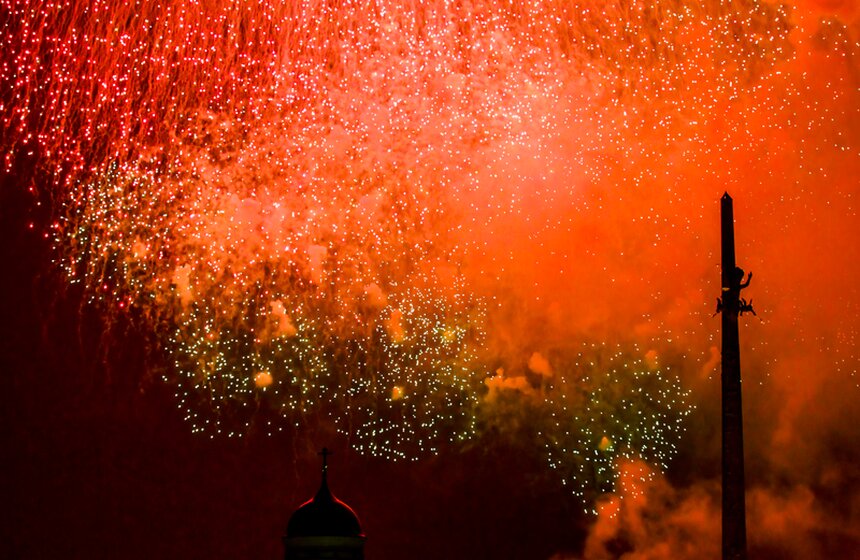 На Поклонной горе запустили праздничный салют 12 фото