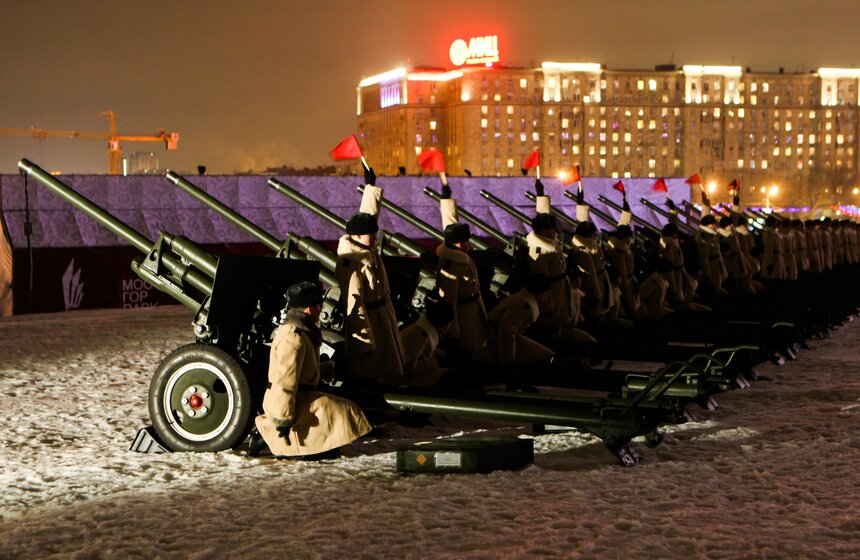 На Поклонной горе запустили праздничный салют 6 фото