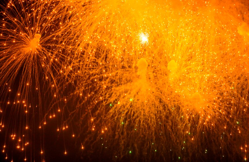 На Поклонной горе запустили праздничный салют 10 фото