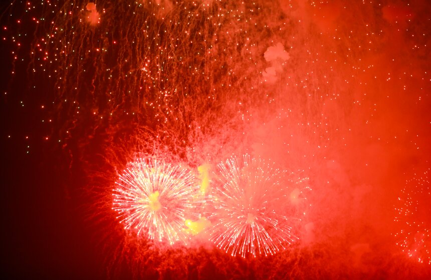 На Поклонной горе запустили праздничный салют 11 фото