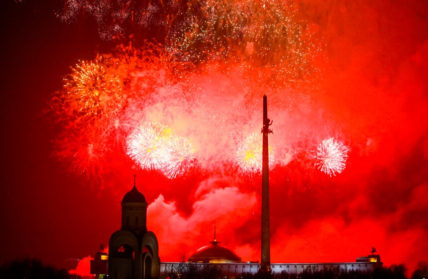 На Поклонной горе запустили праздничный салют 15 фото