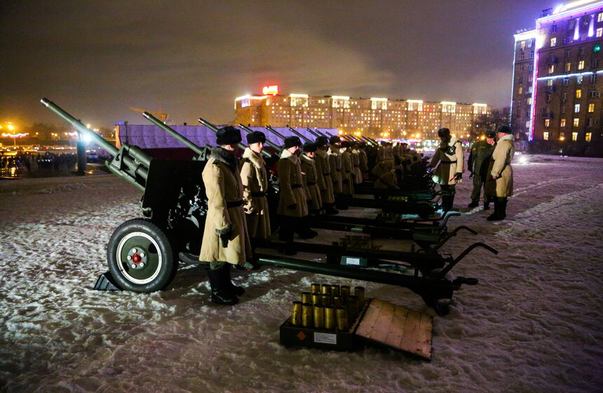 На Поклонной горе запустили праздничный салют 4 фото