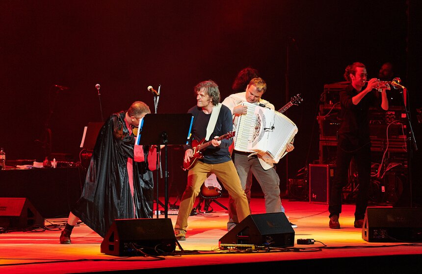 Эмир Кустурица и Горан Брегович дали совместный концерт в Кремле 21 фото