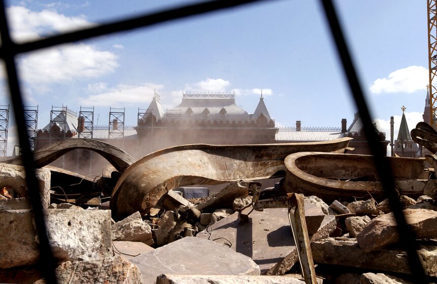 Разбор завалов на Манежной площади после сноса гостиницы "Москва". Фото: ТАСС/Григорий Сысоев
