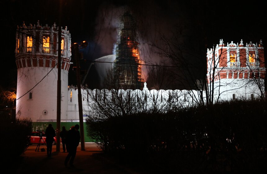 На колокольне Новодевичьего монастыря произошел пожар 6 фото