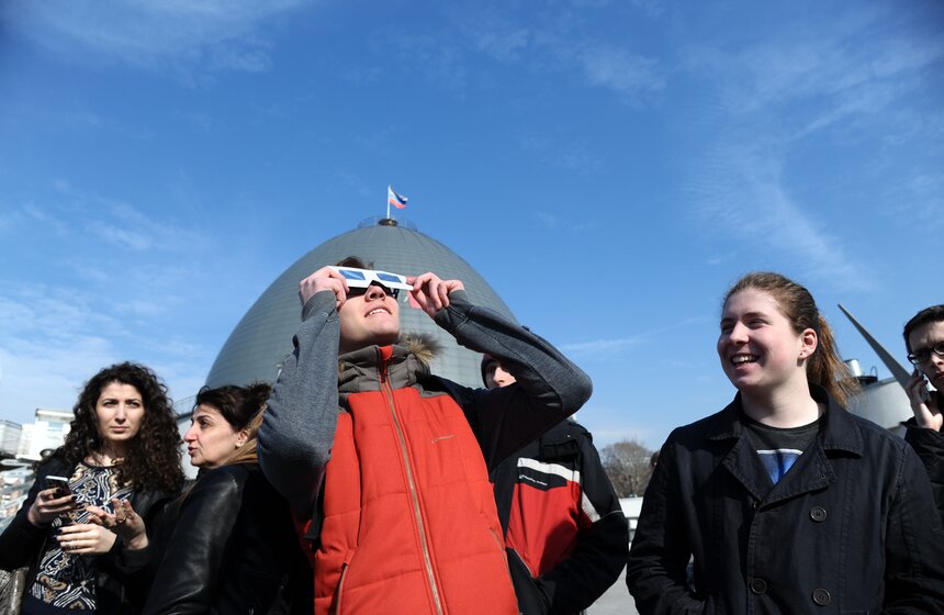 Как москвичи наблюдали за солнечным затмением 9 фото