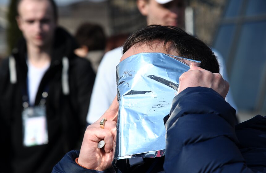 Как москвичи наблюдали за солнечным затмением 8 фото