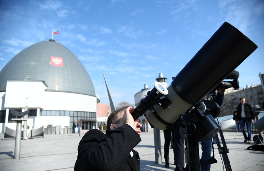 Как москвичи наблюдали за солнечным затмением 3 фото